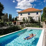 Clos Olivier De Serres Lodge *